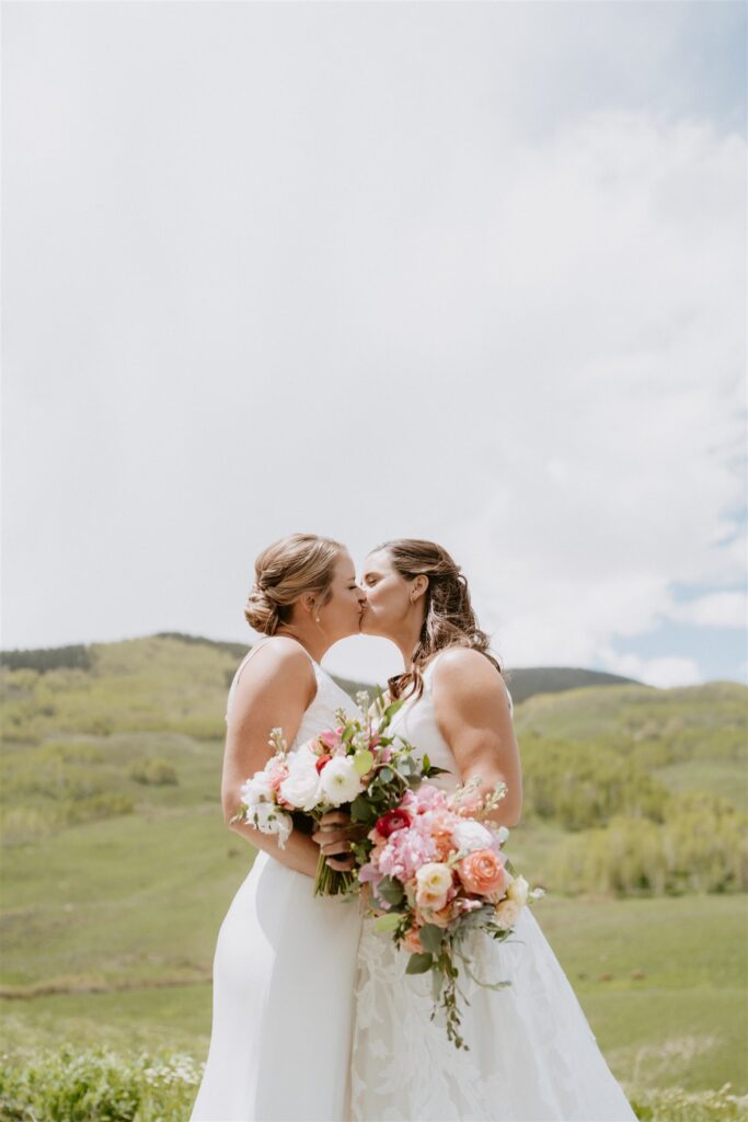Dreamy wedding day at Ten Peaks in Colorado